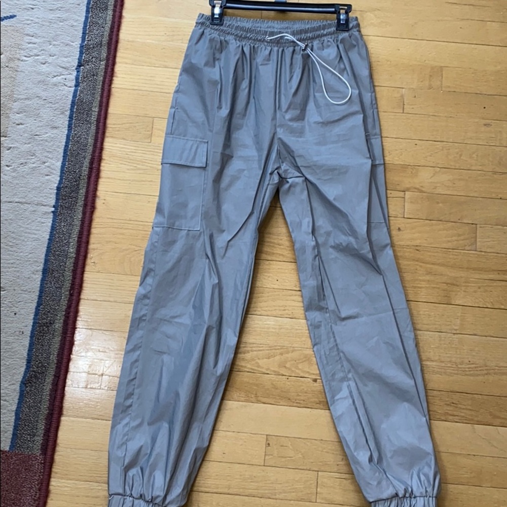 Mid rise reflective cargo pants.